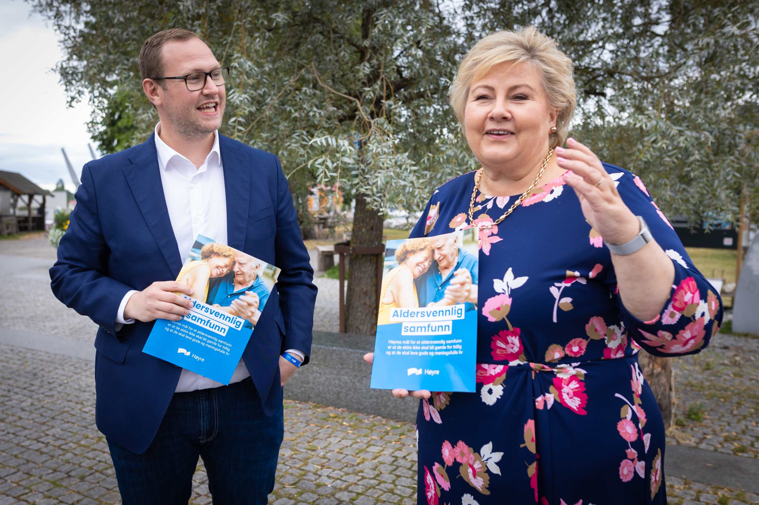 Erna Solberg og Erlend Svardal Bøe viser frem Høyres plan for et aldersvennlig samfunn
